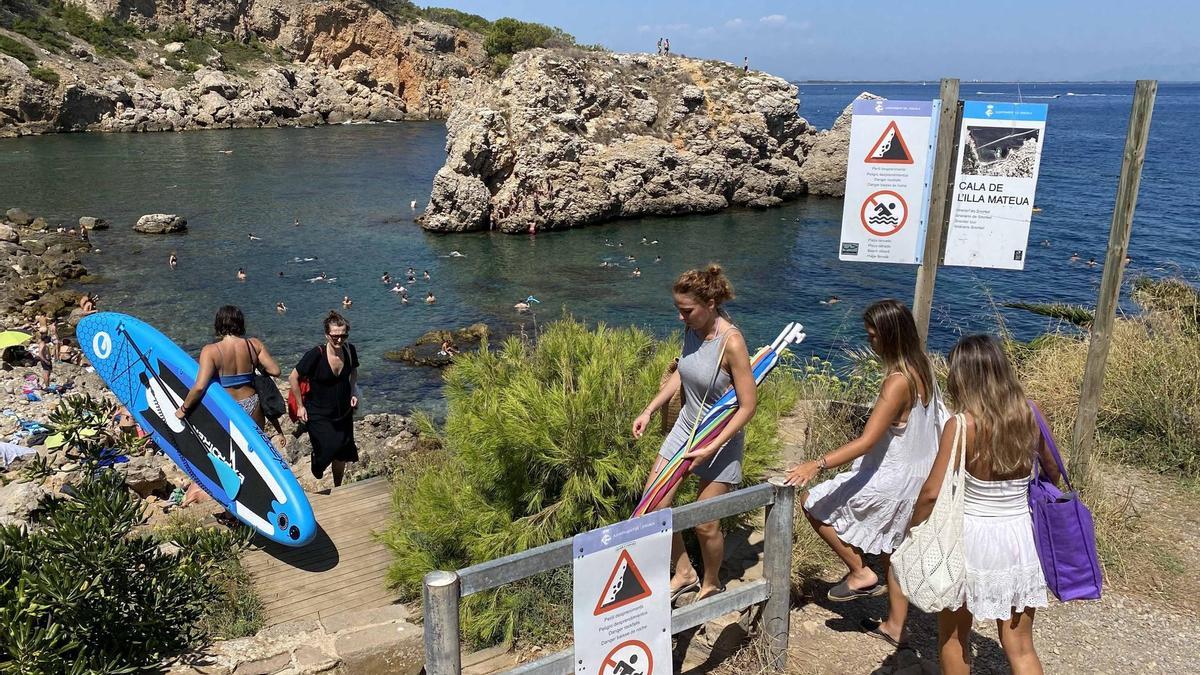 Els banyistes omplen Illa Mateua tancada des de fa un any per despreniments.