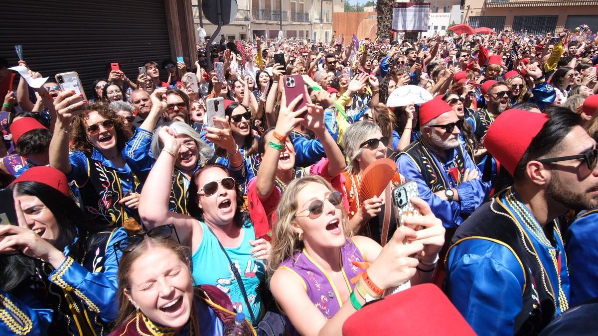 La multitud cantando el pasodoble &quot;A San Antón&quot; frente a la escalinata de la iglesia de Santa Ana.