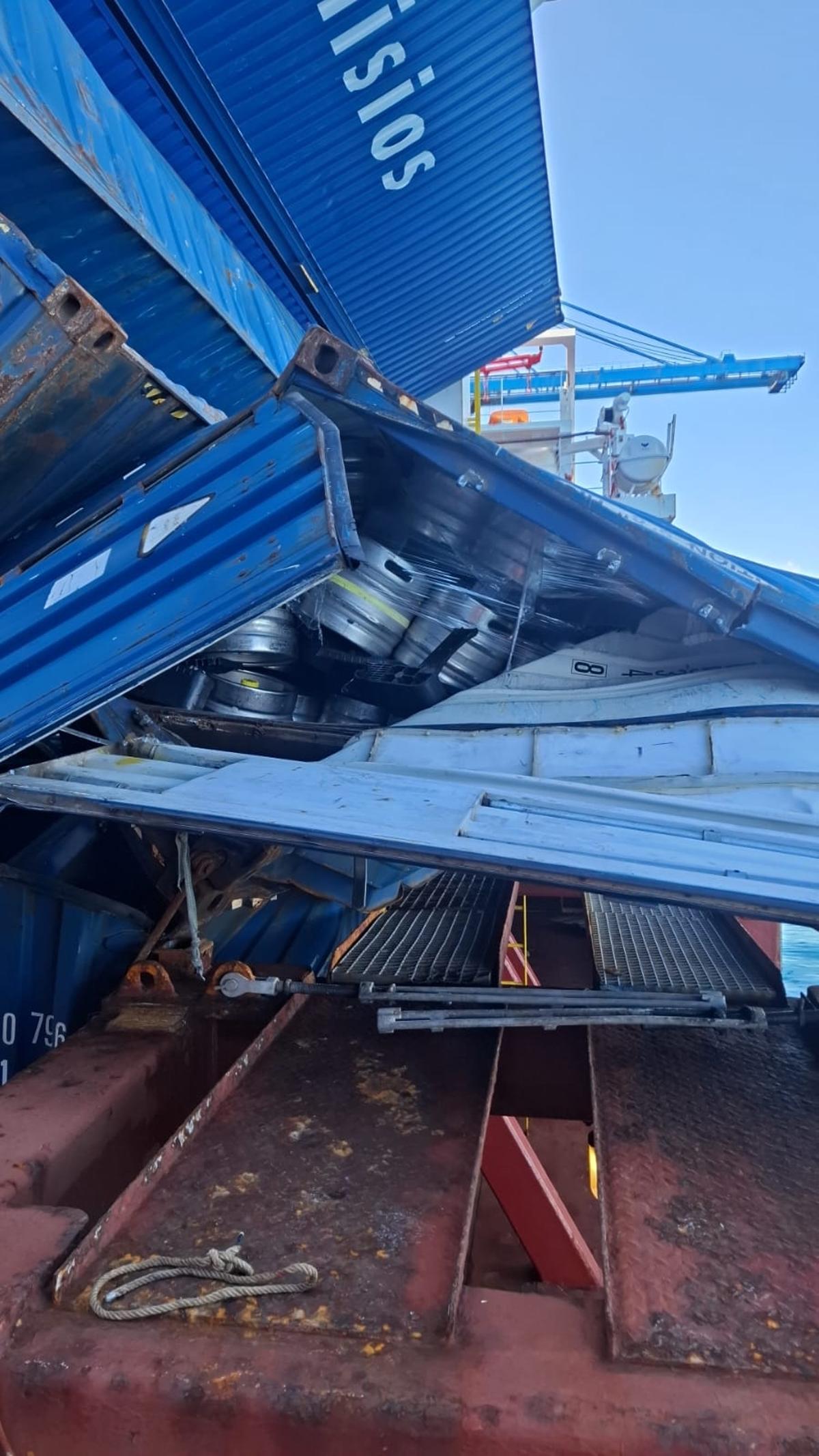 Los barriles de cerveza bajo los contenedores desestabilizados