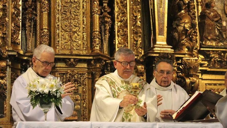 El párroco Miguel Ángel García, con el cáliz de oro de las minas del Potosí (Perú), cedido por el Museo Diocesano para el Corpus praviano, ayer, durante la misa.