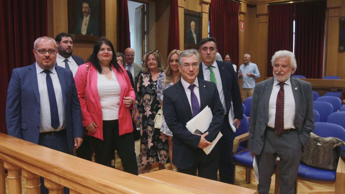 Luis Menor (tercero por la izqda.), con los miembros del PP, ayer, en el primer pleno extraordinario.