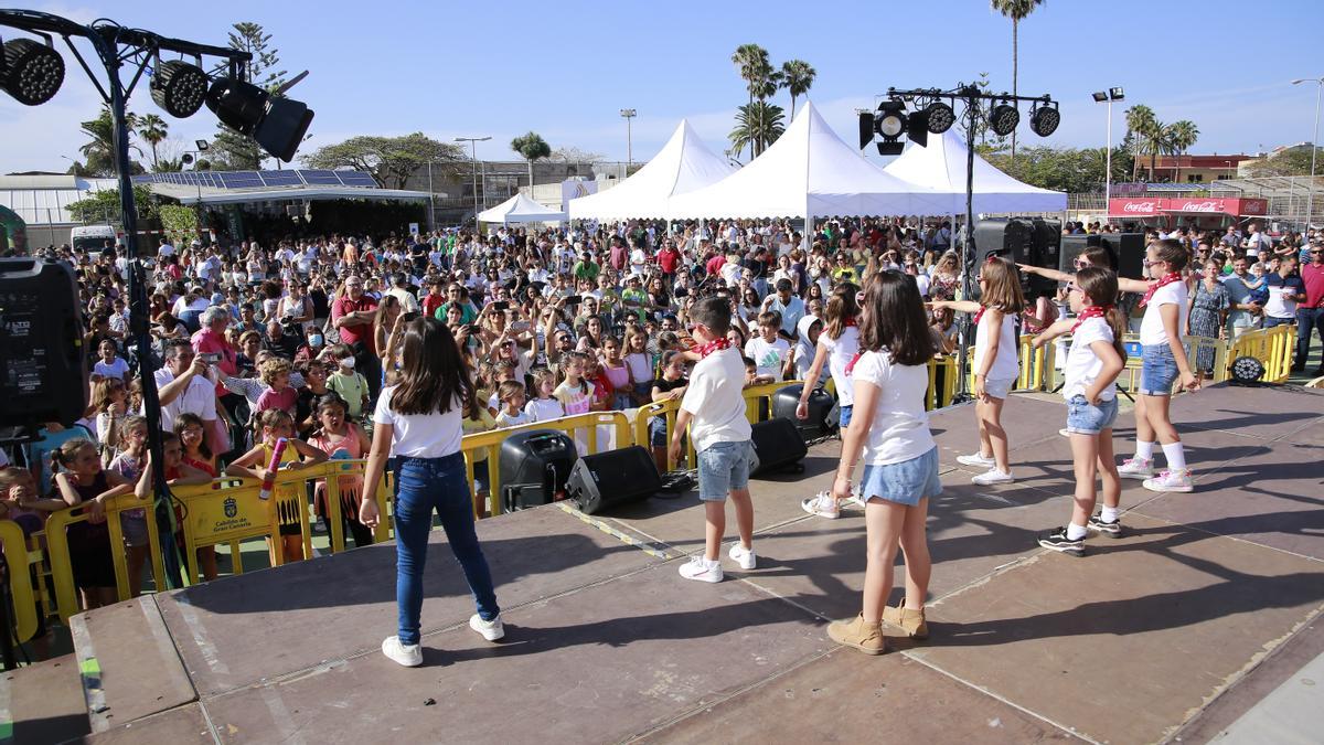 El público disfruta de una de las actuaciones musicales del festival solidario de Proclade.