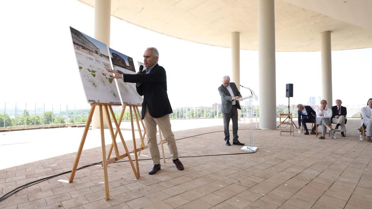 Fernando Used, arquitecto de Ingennus, y portavoz de las empresas ganadoras del concurso de ideas, explica el proyecto.
