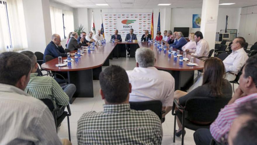 Un momento de la reunión mantenida ayer por los tomateros y representantes de los municipios productores. i EFE