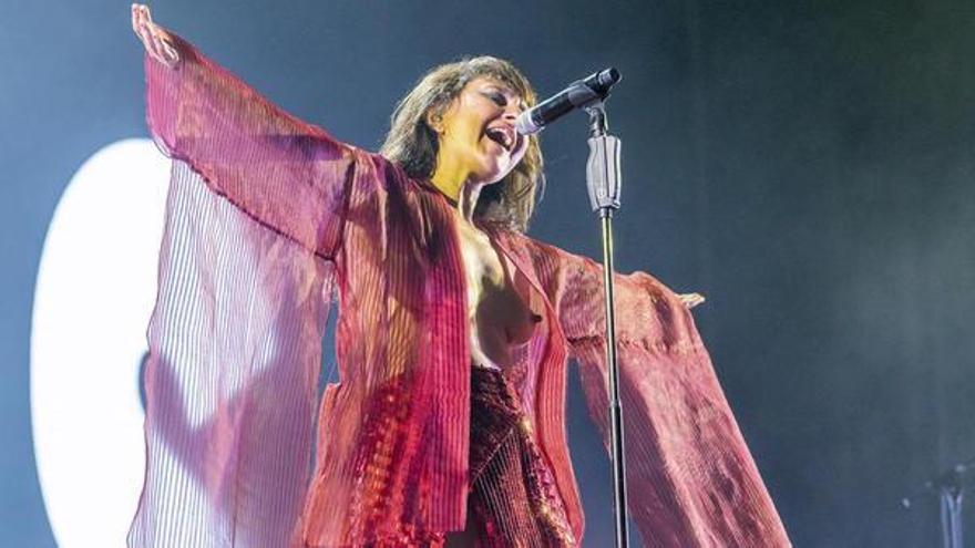 Amaral muestra un pecho en el festival Sonorama.