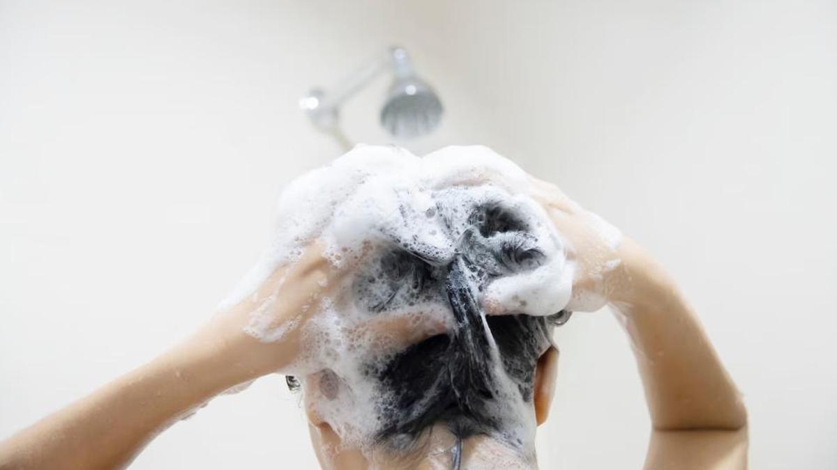 Els cabells te'ls rentes diàriament?