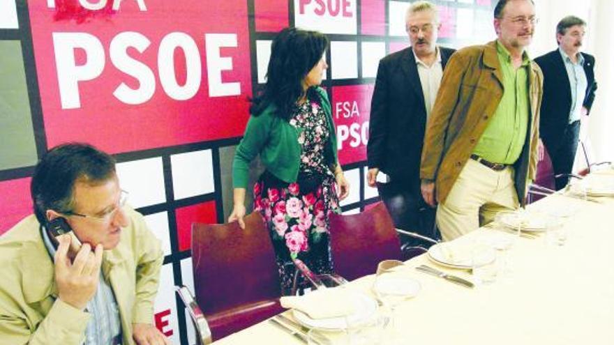 Paloma Sainz junto a Álvaro Cuesta y Antonio Trevín, con Alfredo Carreño al fondo, ayer, en Latores.