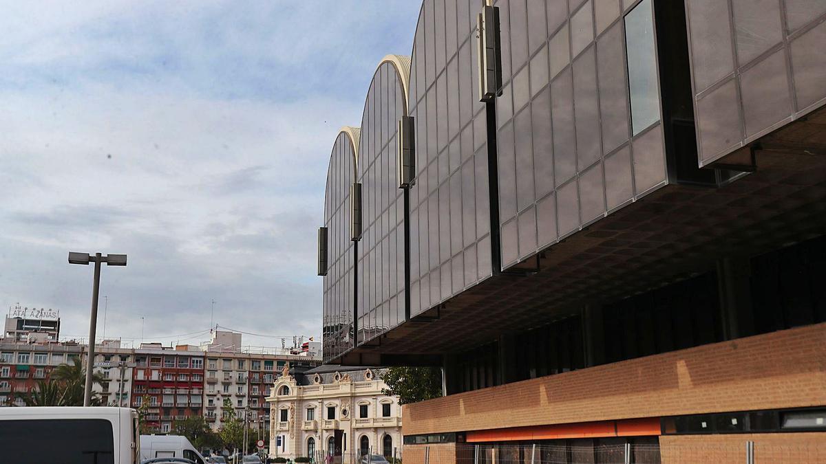 La antigua Estación Marítima 
con las obras paradas.  f.calabuig | F. CALABUIG