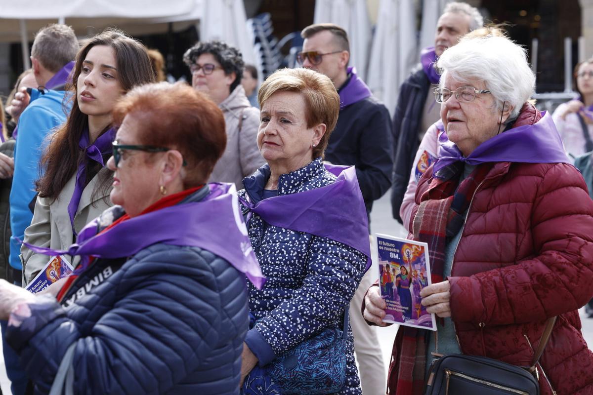 Un momento de la concentración en la plaza de España para la lectura del manifiesto del 8M en Avilés, el año pasado.