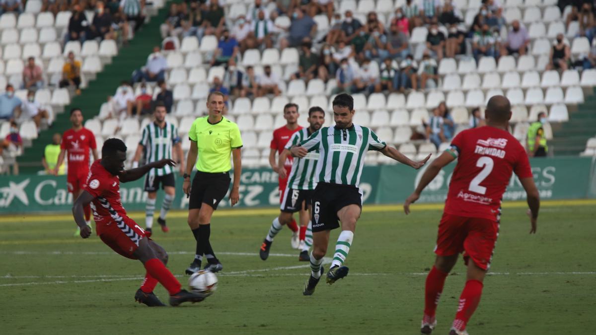 Toni Arranz, con Álex Bernal al fondo, durante el encuentro entre el Córdoba CF y el Don Benito en El Arcángel, esta temporada.