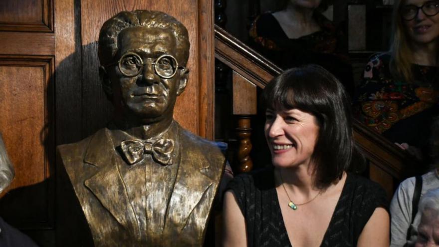 Pontón, al lado del busto de Castelao, en Buenos Aires. | Cedida