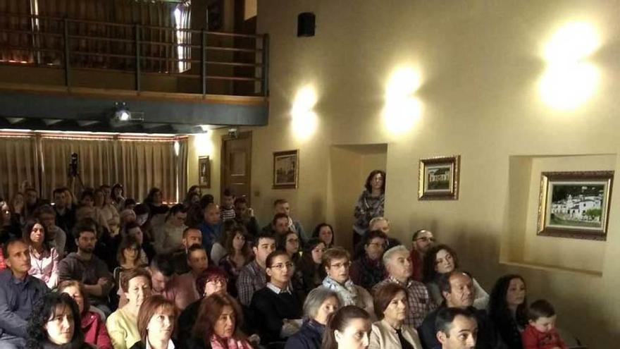 Público durante las charlas celebradas ayer en Cangas.