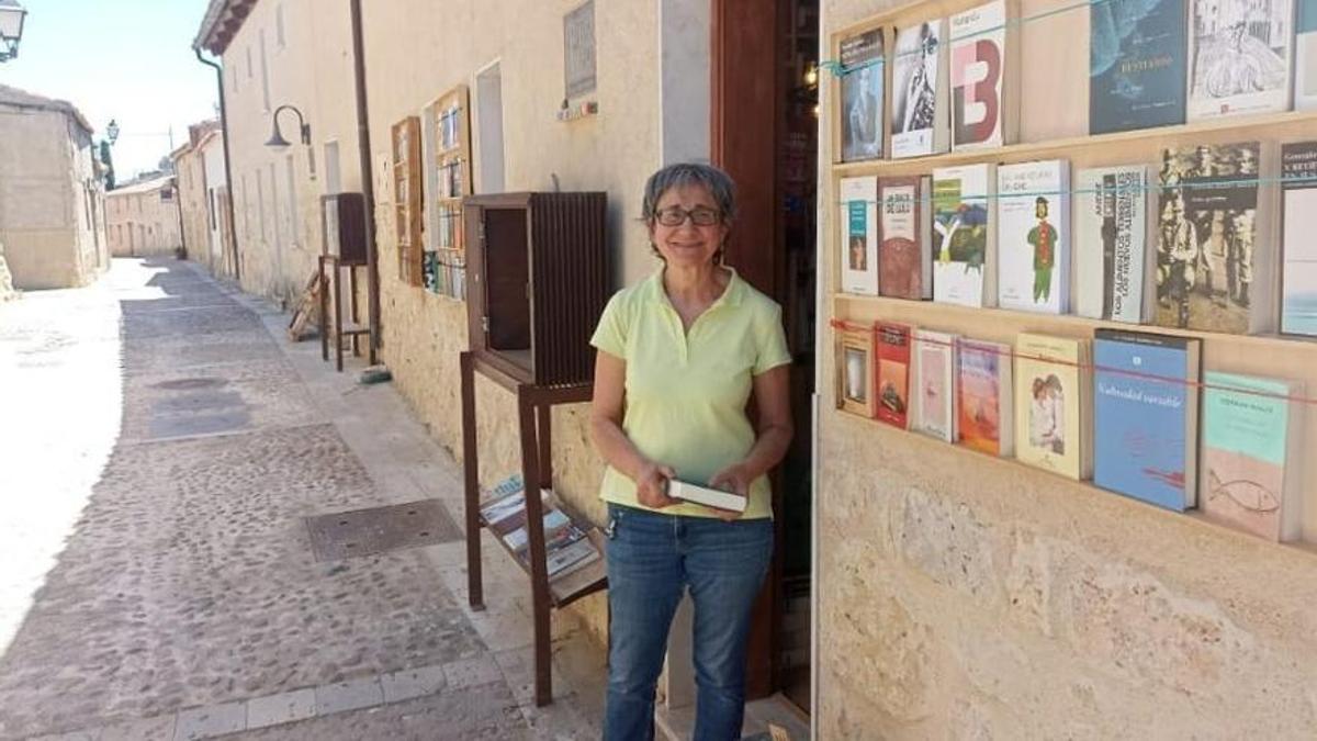 Lourdes, librera, lleva dos años en Urueña, y asegura que el negocio va bien.