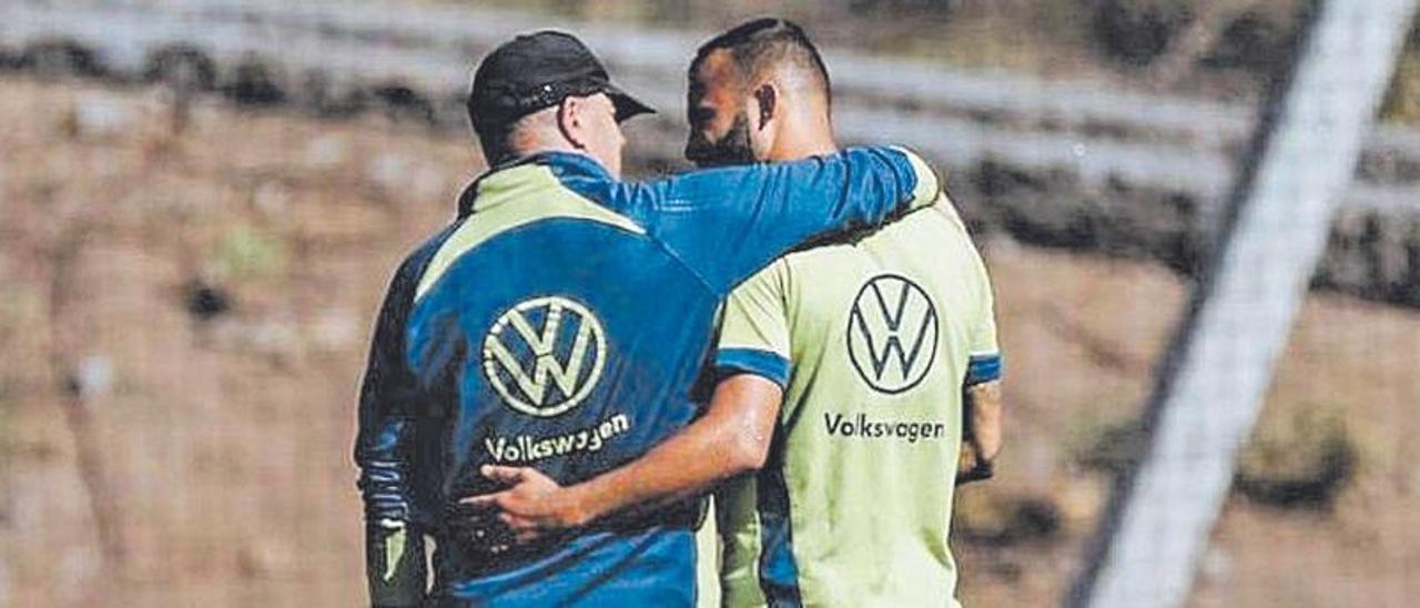 Jesé Rodríguez y el técnico José Mel Pérez dialogan en Barranco Seco