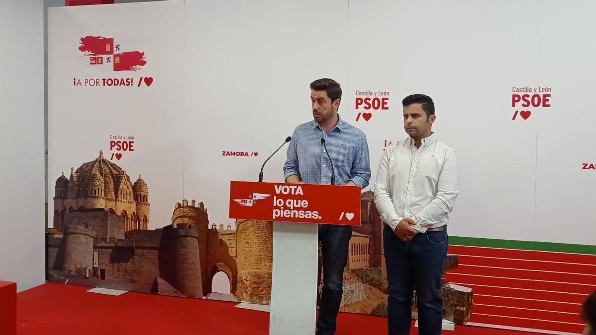 Antidio Fagúndez junto a Samuel Mayor, concejal del PSOE en la localidad de Moraleja de Sayago