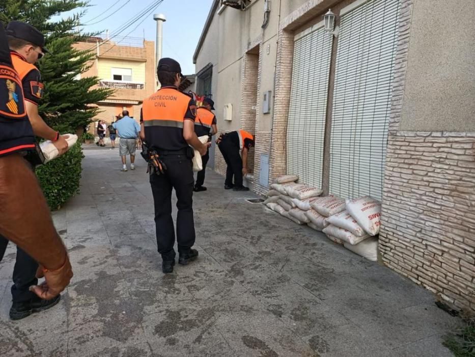 Bomberos y Protección Civil de Alicante participan en las labores de auxilio en la Vega Baja.