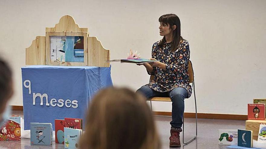 La narradora María Fraile, durante la actividad en la Biblioteca | Emilio Fraile