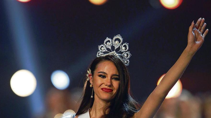 Catriona Gray, exultante tras la victoria. // Efe