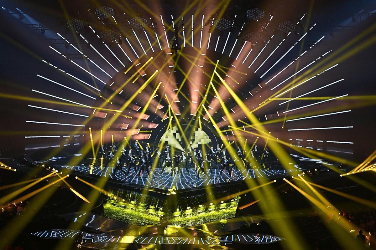 Turin (Italy), 12/05/2022.- Co-host Alessandro Cattelan (C) performs during the Second Semifinal of the 66th annual Eurovision Song Contest (ESC 2022) in Turin, Italy, 12 May 2022. The international song contest has two semifinals on 10 and 12 May, and a grand final on 14 May 2022. (Italia) EFE/EPA/Alessandro Di Marco