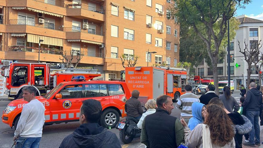 Desalojan un edificio de Mislata por un incendio