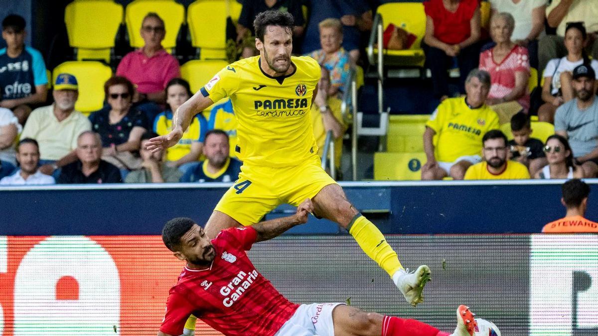 Alfonso Pedraza intenta superar a un rival en un partido del Villarreal.