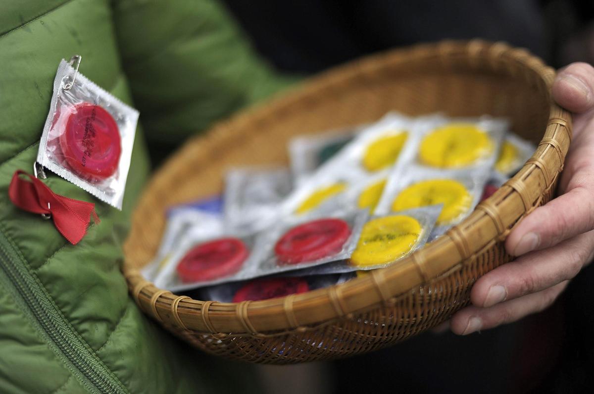 Preservativos gratis para frenar el incremento de las infecciones de transmisión sexual