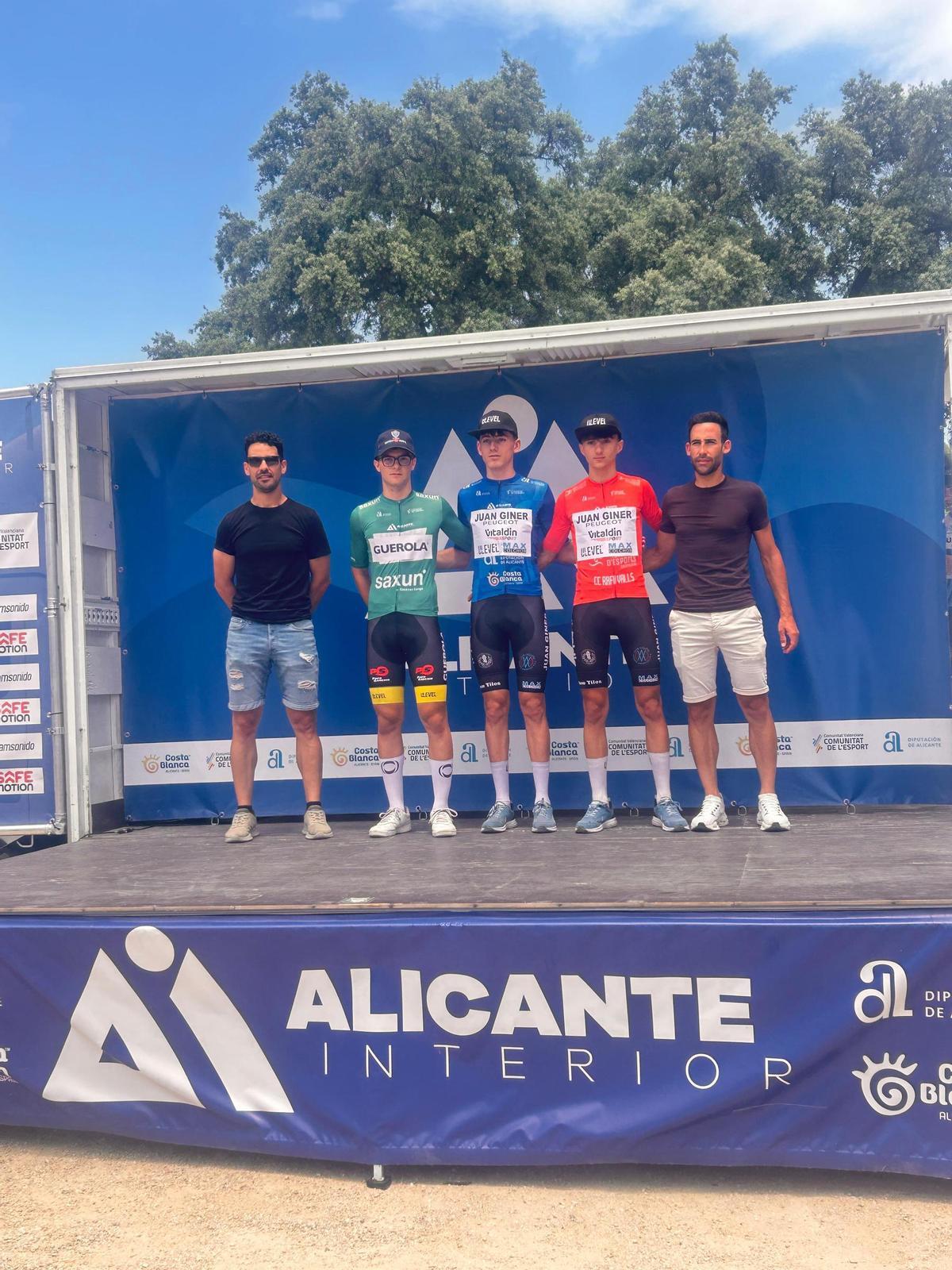 Héctor Albero, del Club Ciclista Ontinyent, en el podio.