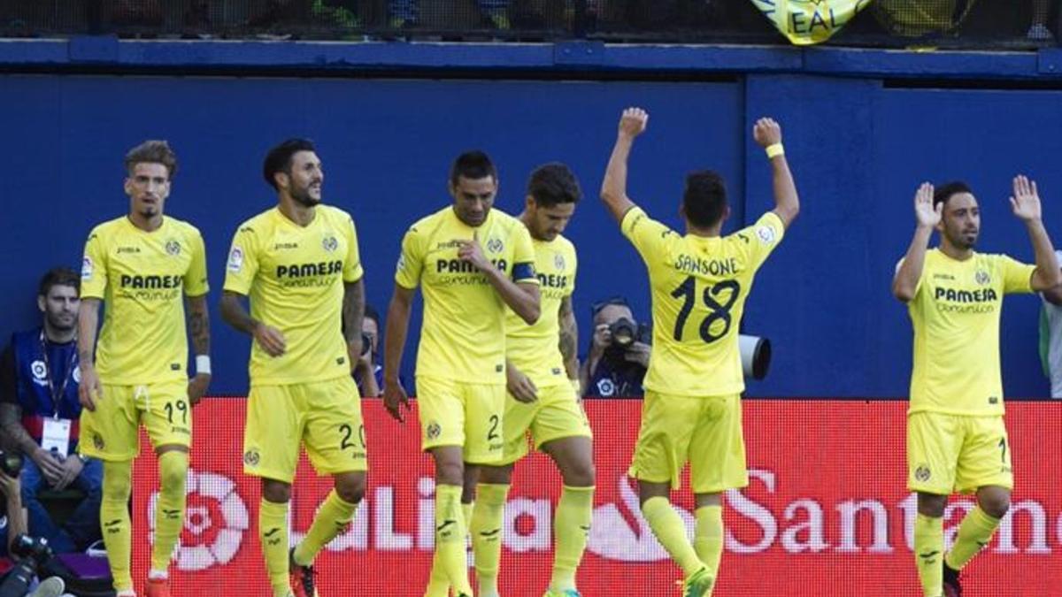 Sansone es felicitado tras su espectacular gol desde el centro del campo