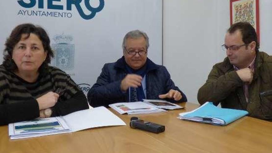 Natividad Álvarez, José Antonio Flórez Lozano y Valeriano Rodríguez, ayer, durante la presentación de las jornadas.