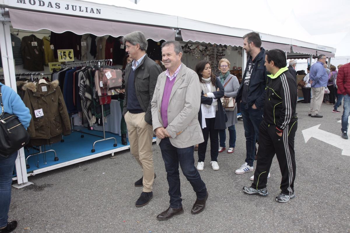 Imagen de archivo de representantes políticos municipales y la patronal en una feria de liquidación celebrada en O Grove.