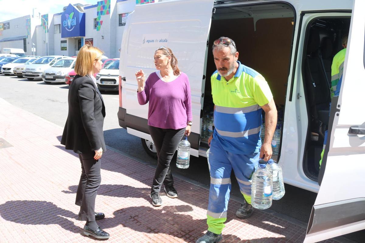 Reparto de agua embotellada en Alcalá de Henares por la avería, en fotos