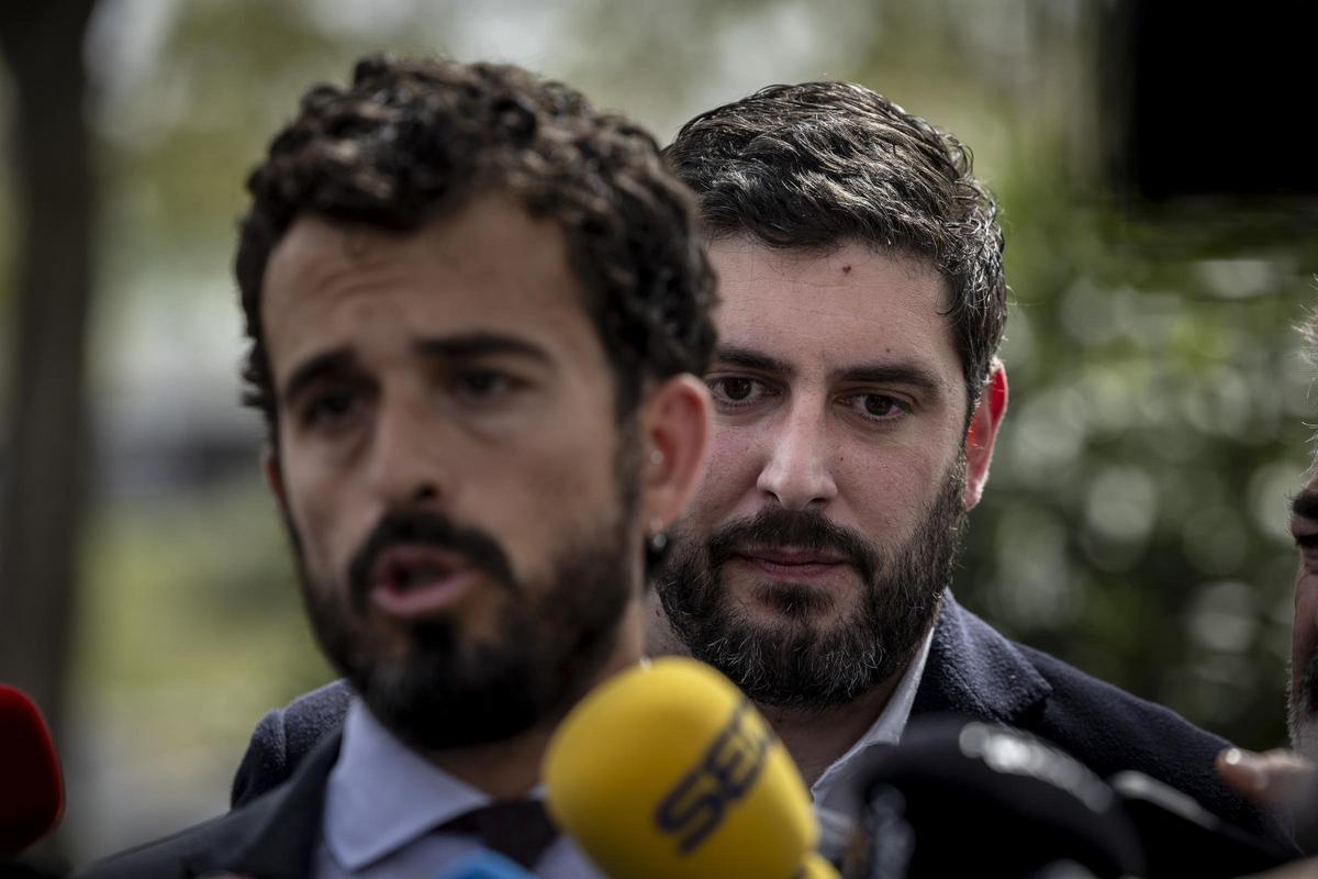 Alejandro Nolasco, concentrado, tras su compañero de Vox Carlos Hernández Quero.
