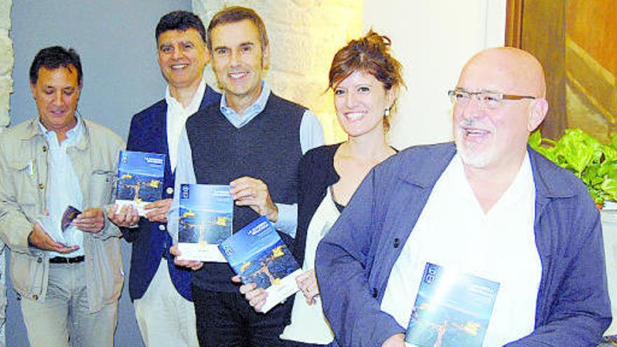 Jordi Rodó, Lluís Pagès, Joan Calmet, Núria Sala i Josep Huguet amb la guia, que van presentar ahir