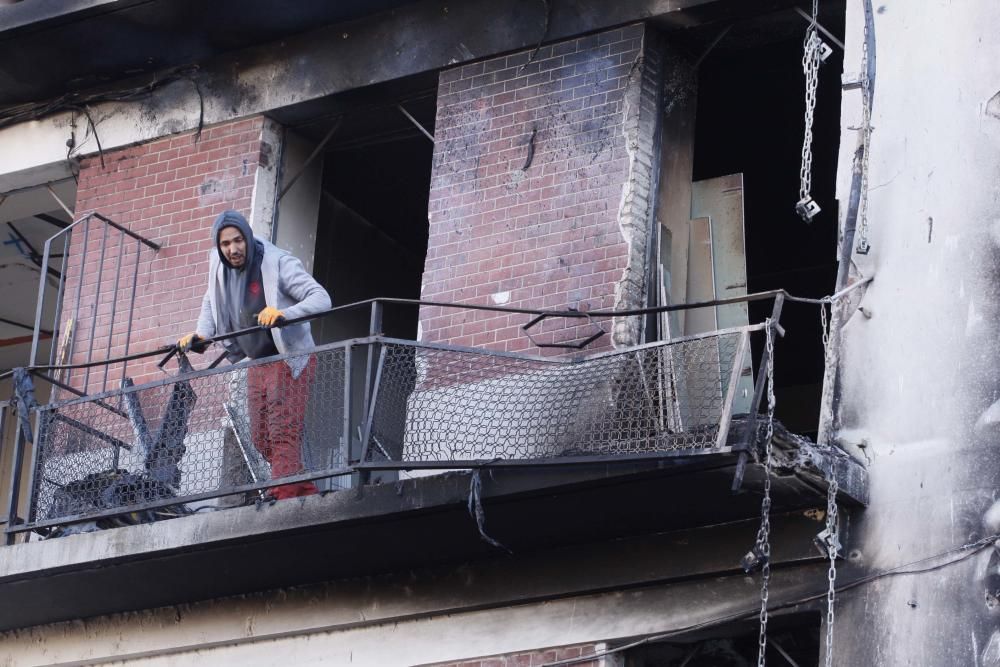 Estat en què ha quedat l'edifici incendiat del carrer del Carme de Girona