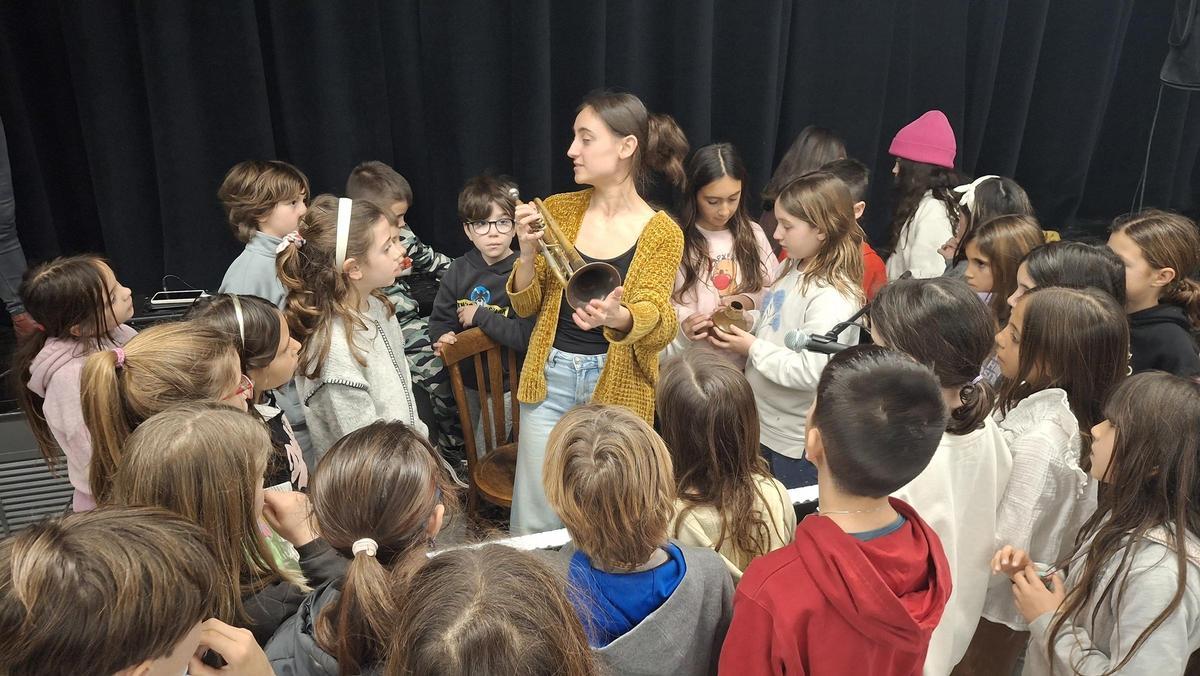 Alba Careta amb els infants de l'escola de Fonollosa