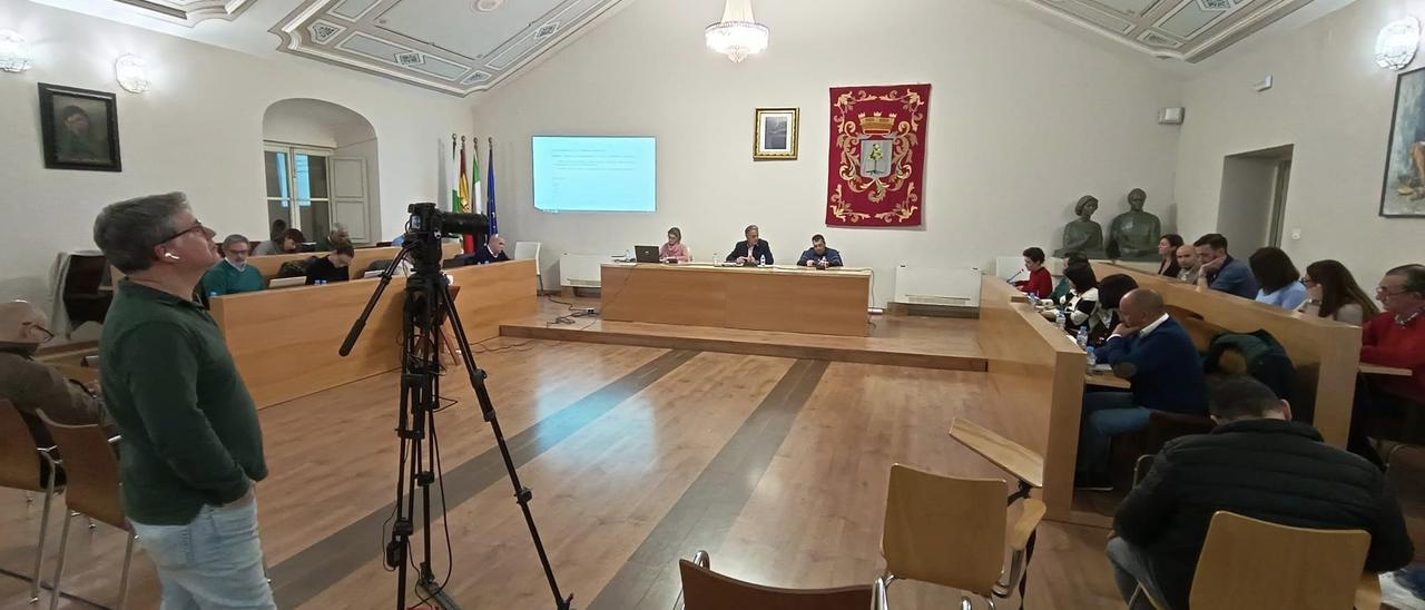 Sesión plenaria del mes de noviembre en el Ayuntamiento de Almendralejo