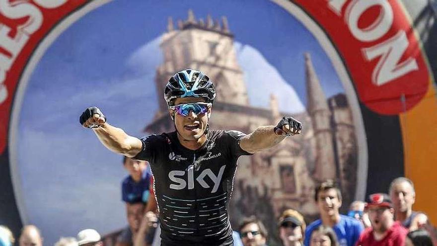 Mikel Landa celebrando el triunfo en la Vuelta a Burgos.