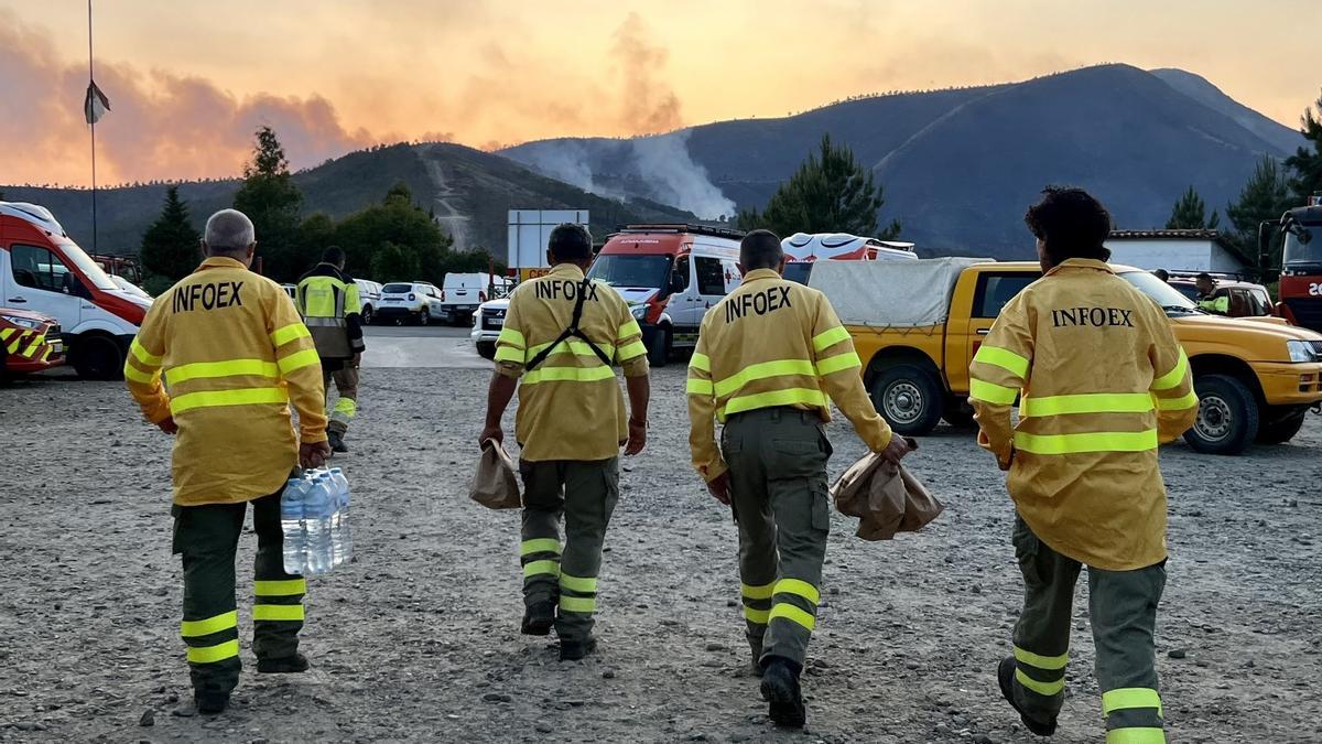 Efectivos desplazados, la semana pasada, para extinguir el incendio de Las Hurdes y Gata.