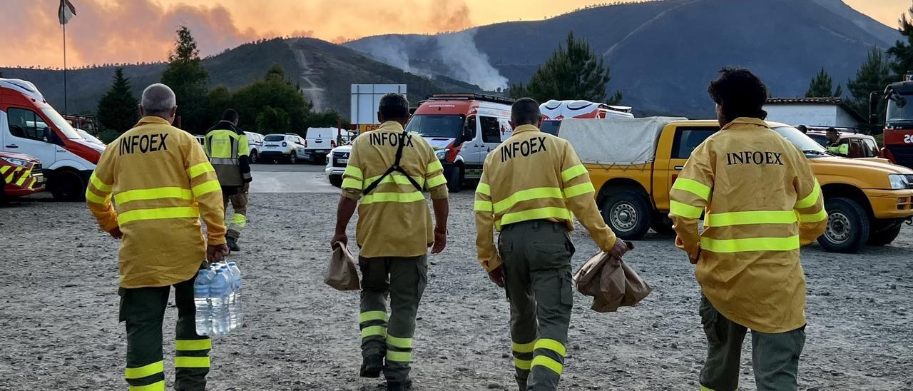 Efectivos desplazados, la semana pasada, para extinguir el incendio de Las Hurdes y Gata.