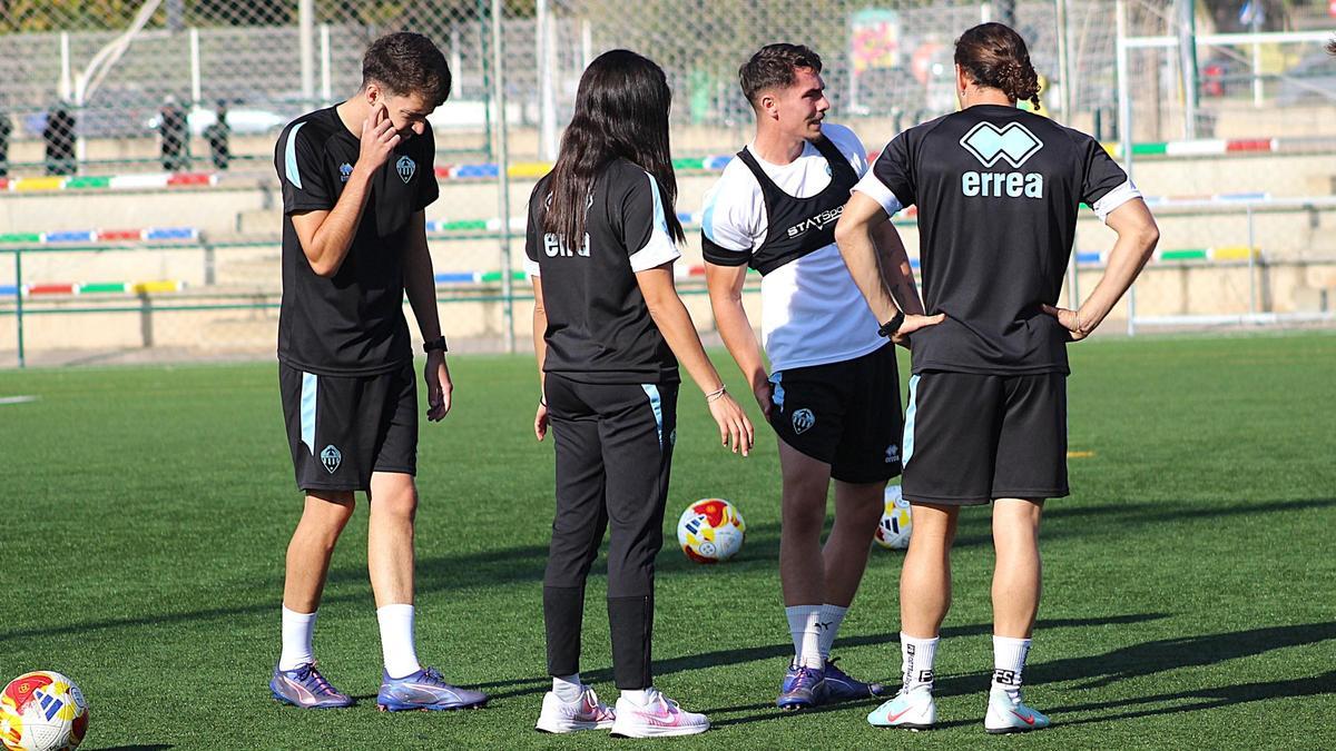 Jorge Domingo se toca la parte posterior del muslo, tras el contratiempo del miércoles