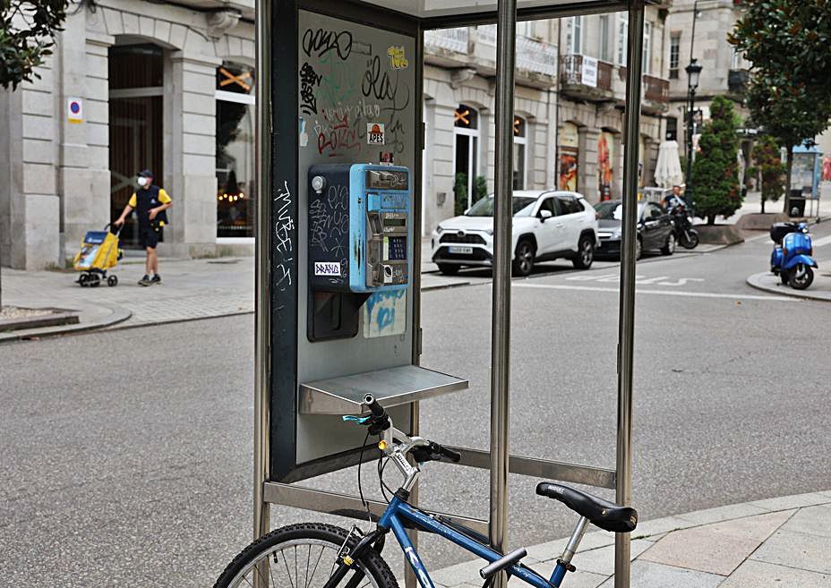 La cabina destrozada en la Plaza de Compostela.