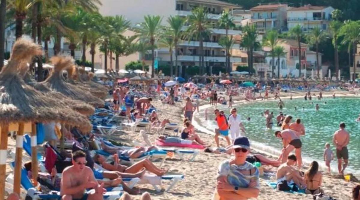 Una platja de Mallorca plena de banyistes en temporada alta