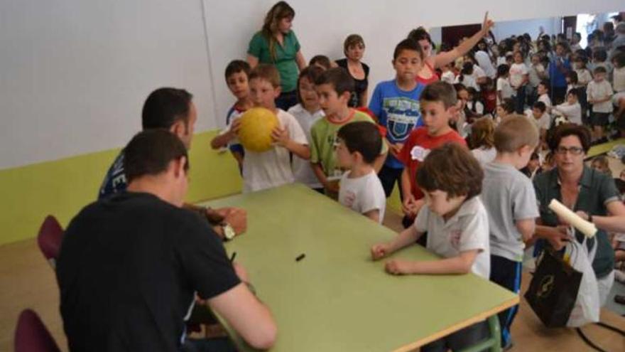 Xumetra y Leandro, ayer, firmando autógrafos.