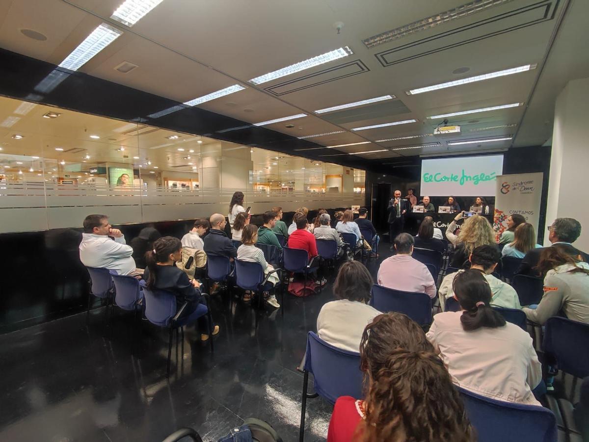 Personas usuarias protagonistas del calendario, empresas colaboradoras y representantes de Síndrome de Down Castellón