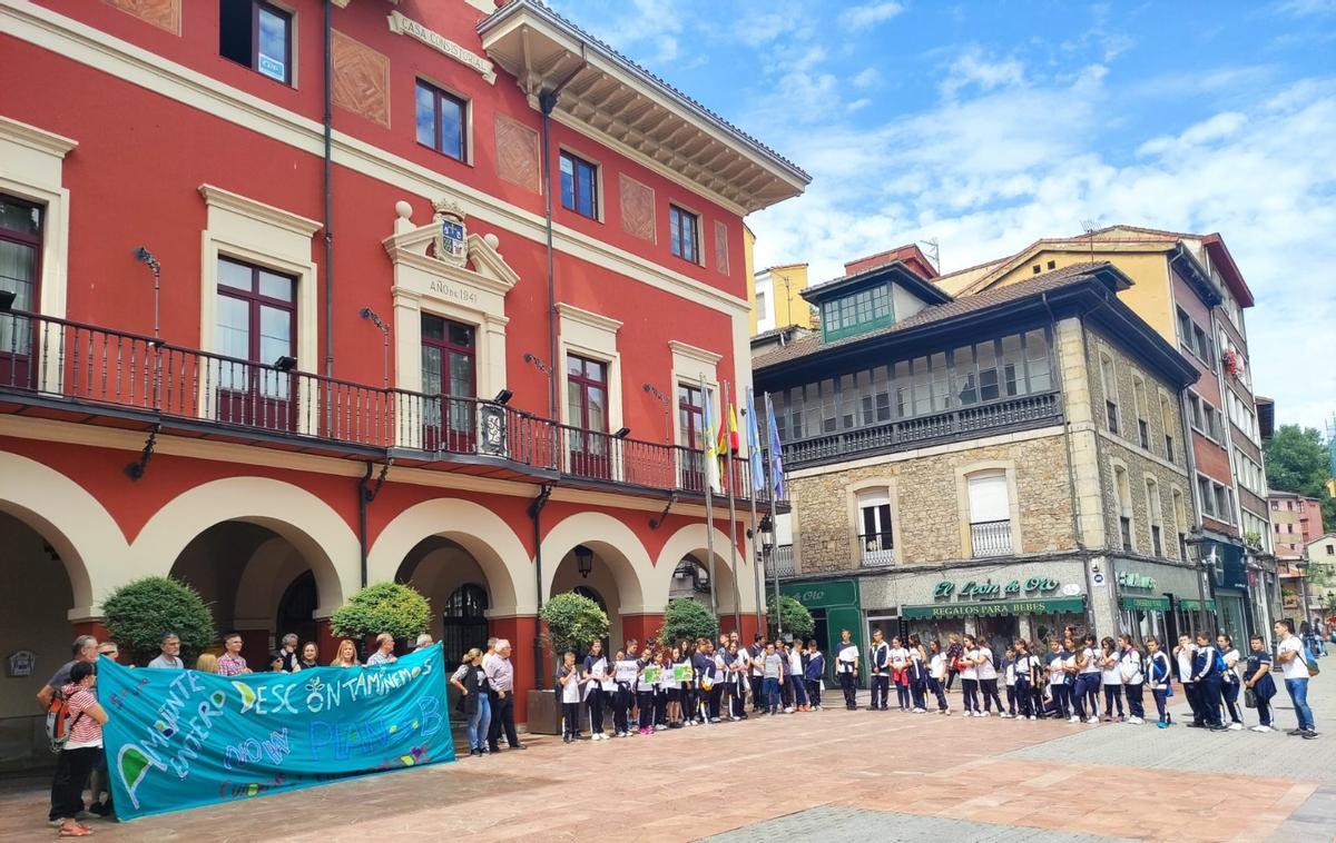 El acto celebrado frente al Ayuntamiento de Mieres en favor de la preservación del medio ambiente.