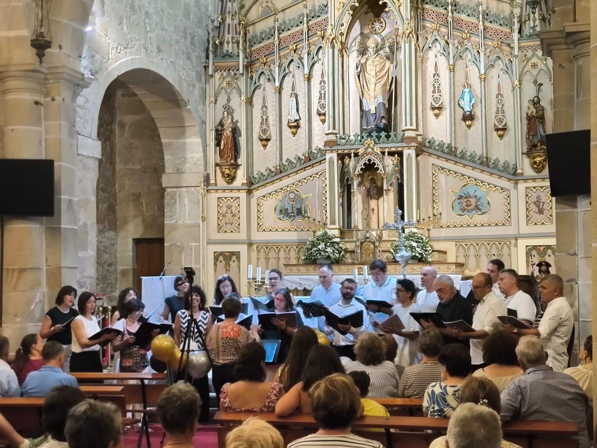 Un momento del concierto de la Coral QuodLibet en la iglesia San Martiño de Bueu.