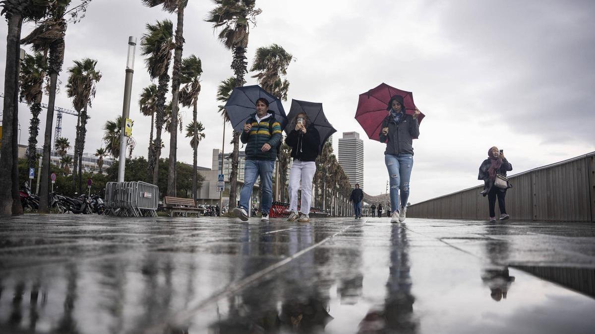 Personas caminando bajo la lluvia