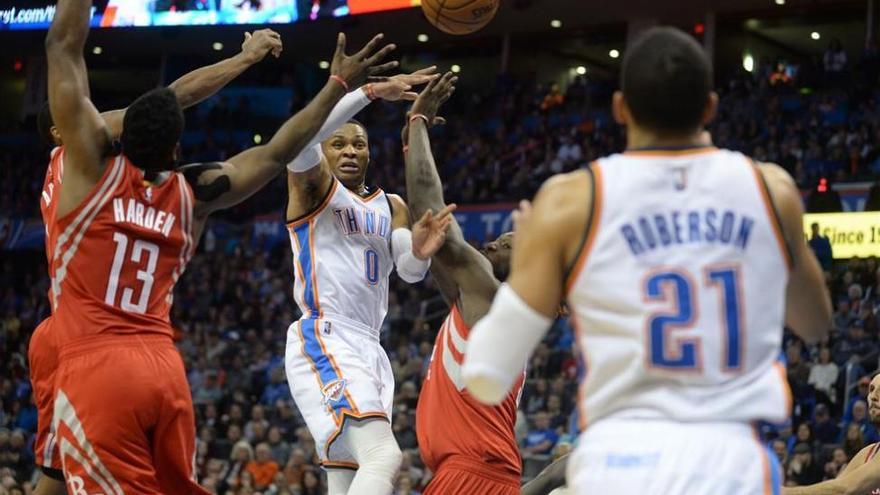 Westbrook empata marca de Jordan de triples-dobles y James supera a Hayes