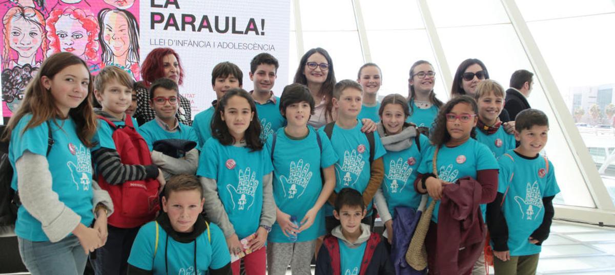 La Ley de Infancia acaba con la exclusión de las becas de las familias con deudas tributarias