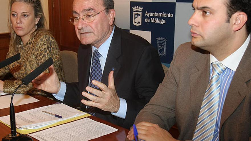 Planes. El alcalde presentó ayer los proyectos junto a los ediles de Economía y de Urbanismo.